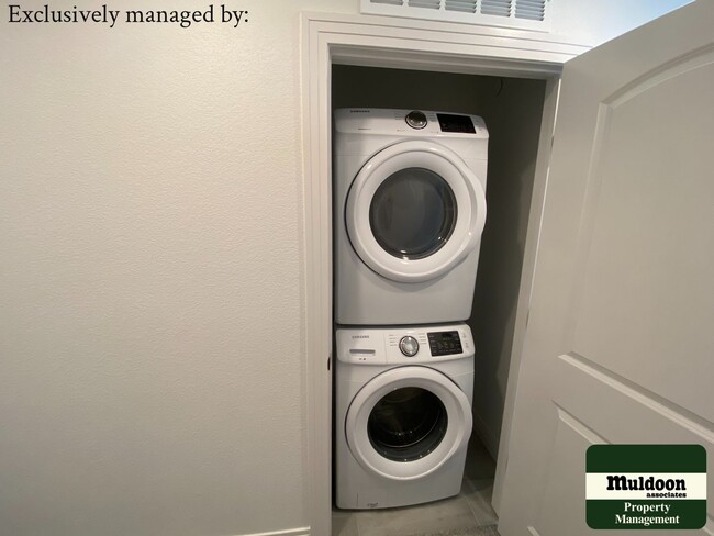 Foto del edificio - Nice townhome perfect for entertaining! Av...