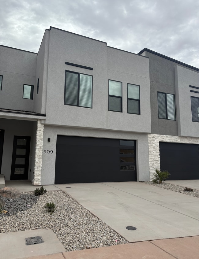Building Photo - 909 Willow Bnd Dr