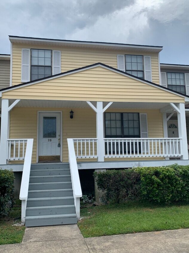 Foto principal - This charming 3-bed, 2.5-bath townhome is ...