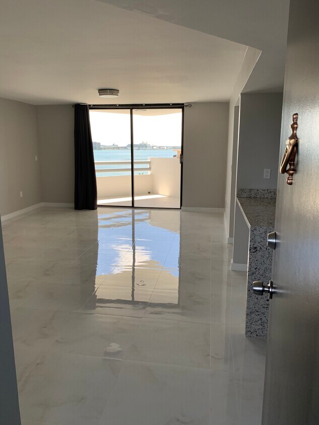 Foto principal - 555 NE 30th St