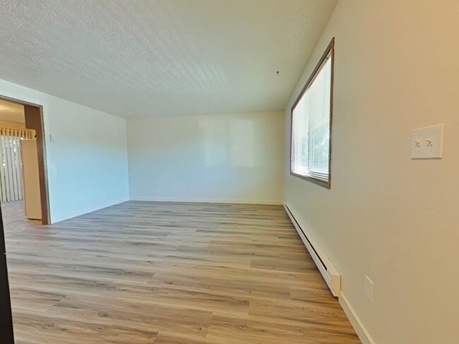 Building Photo - 2 Bedroom Apartment ~ Close to 9th Street