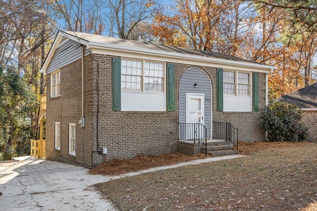 Building Photo - 735 Ashbrook Rd