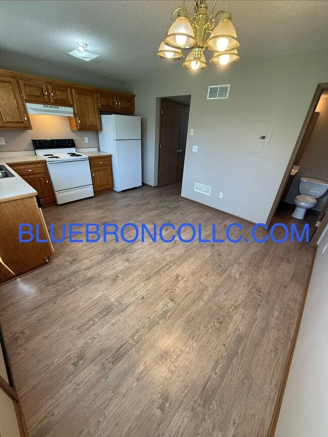 Building Photo - Lovely 2 bedroom townhome in Peculiar