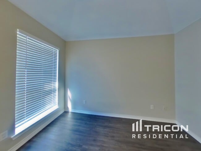 Building Photo - 301 Heath St