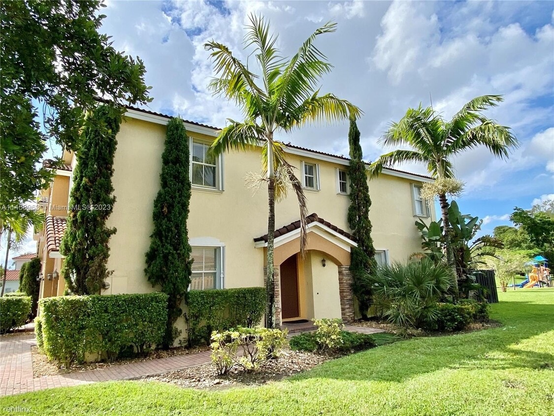 Primary Photo - 4 br, 3 bath Townhome - 990 NW 99th Ct