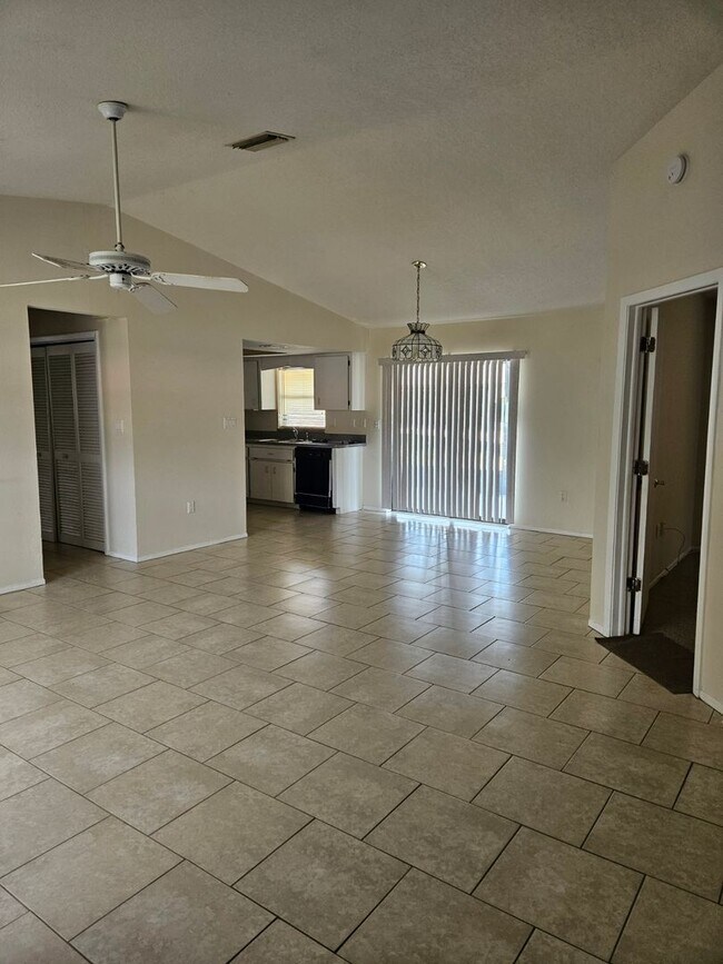 Foto del edificio - 3 bedroom Home in Port Charlotte