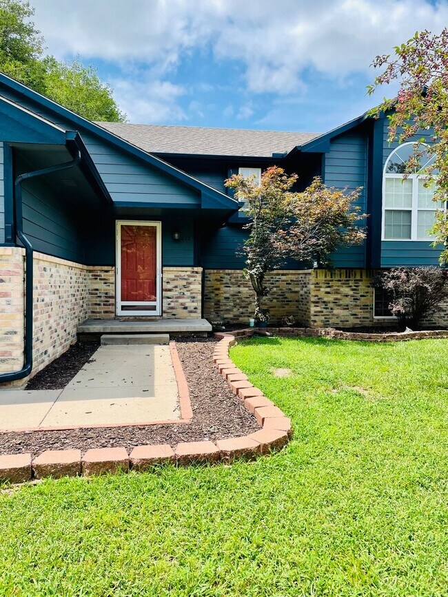 Building Photo - GORGEOUS 5 BEDROOM HOME. Maple and 119th st W