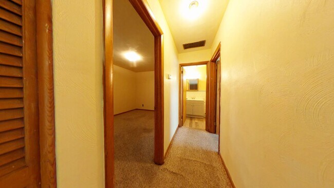 Foto del edificio - 2 Bed 1 bath Apartment Rental in Parkview area Newport News