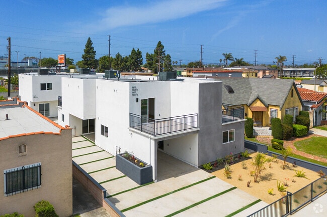 Building Photo - 9613 S Hobart Blvd