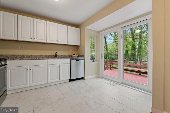 Building Photo - 7101 Larrlyn Dr