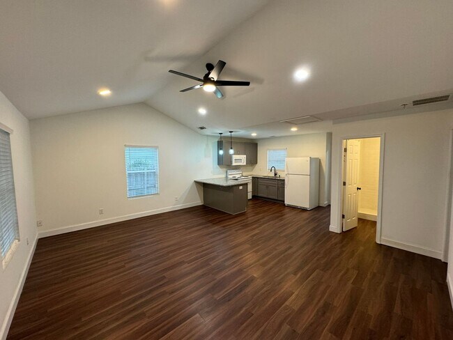Building Photo - Charming Normaltown 2 Bedroom Standalone H...