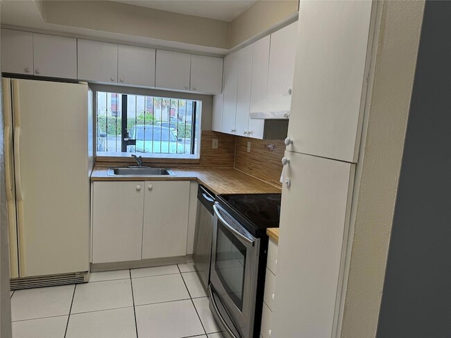 Foto del edificio - 9440 W Flagler St