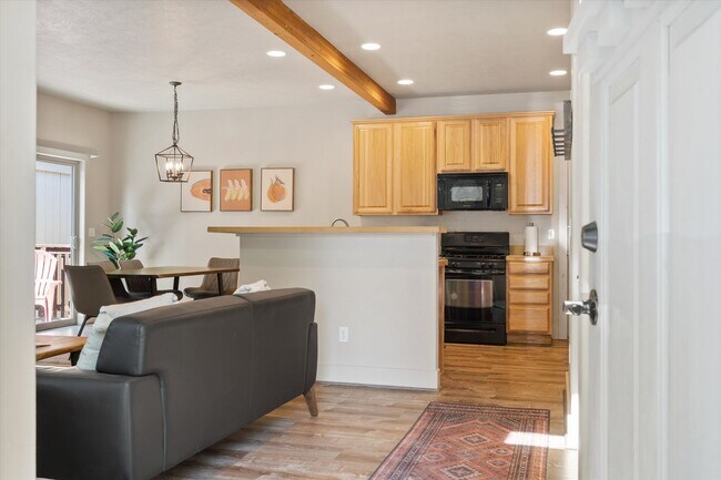 Foto del edificio - Charming, Furnished 3 bedroom Home w/ Garage