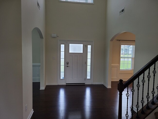 Building Photo - Beautiful unfurnished 4 bedroom, 3.5 bath ...