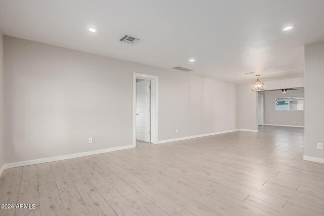 Building Photo - 1208 W 6th St