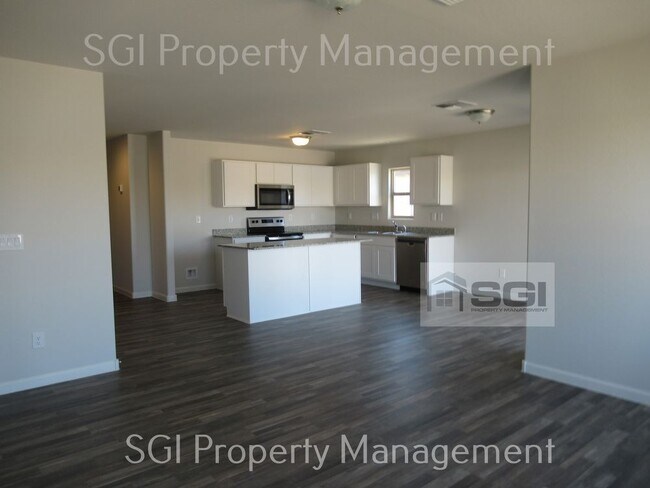 Foto del edificio - BEAUTIFUL 4 BEDROOM CASA GRANDE HOME!!