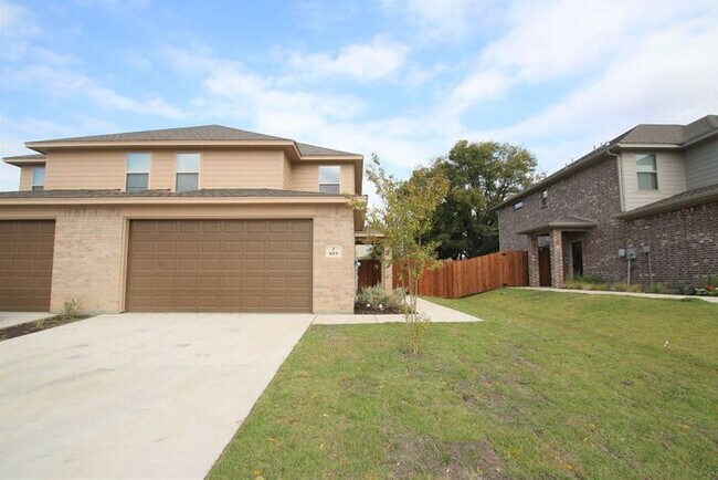 Building Photo - Townhome @ Jameson St. | Luxury 3 Bed / 2.5 Bath | Private Fenced Backyard
