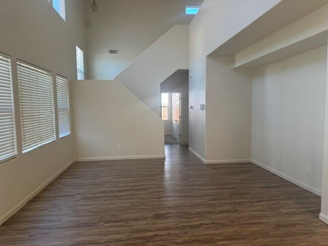 Foto del edificio - 4 Bedroom 3 Bath Two Story Home, New Flooring, New Interior Paint