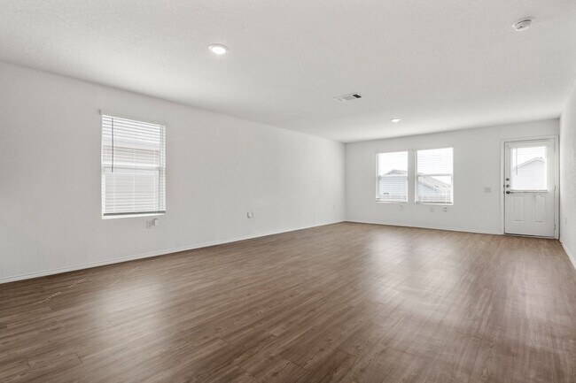 Foto del edificio - Like New Home In Mission Del Lago