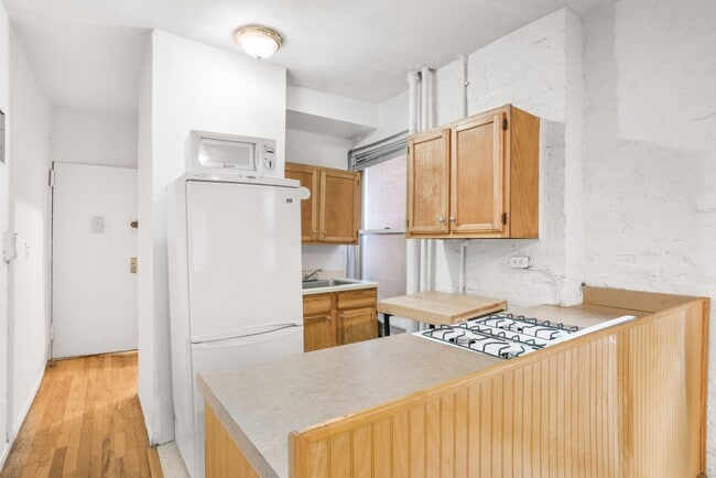 Building Photo - One Bedroom Apartment: Ripe for Rent..