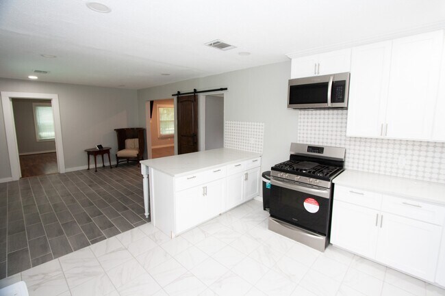 Building Photo - 2422 Lone Oak Rd