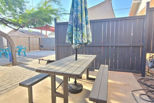 Building Photo - 13th Pl Left  Charming Apt |Downtown|Phoen...