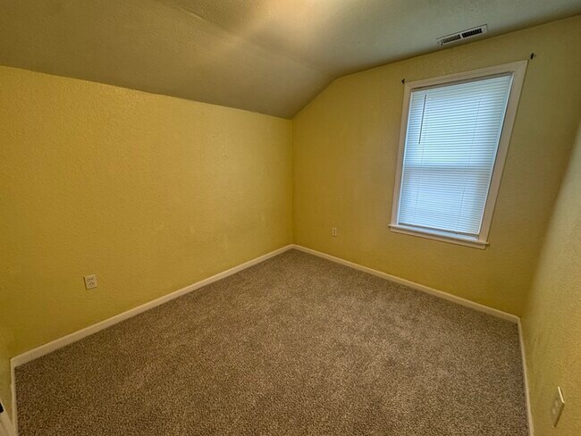 Foto del edificio - Cozy 2-Bed Home with Spacious Yard in Exce...