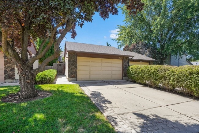 Building Photo - Prime SE Boise 3bd/2ba Townhome with 2-Car Garage