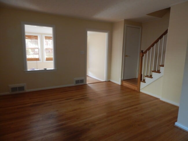Building Photo - NICELY UPDATED DUPLEX NEAR METRO