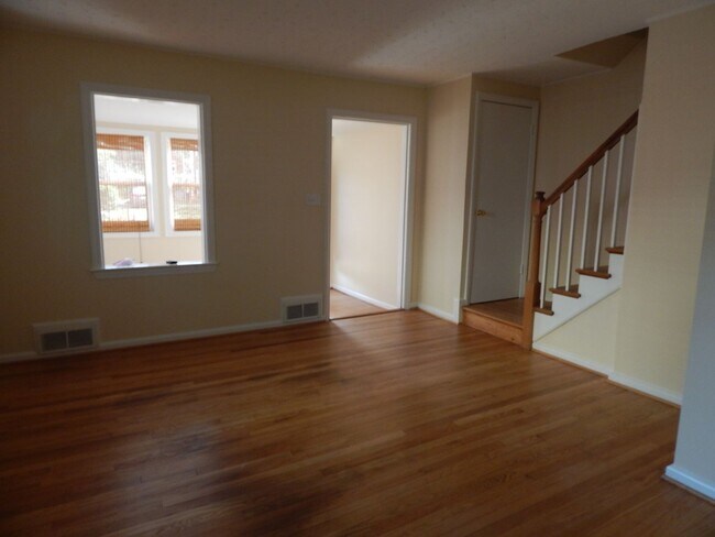 Foto del edificio - NICELY UPDATED DUPLEX NEAR METRO