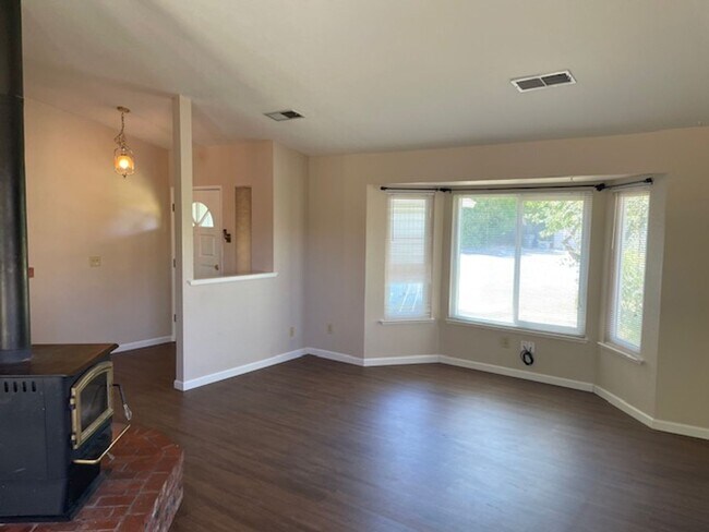 Building Photo - Quail Ridge Subdivision 3 Bedroom Home
