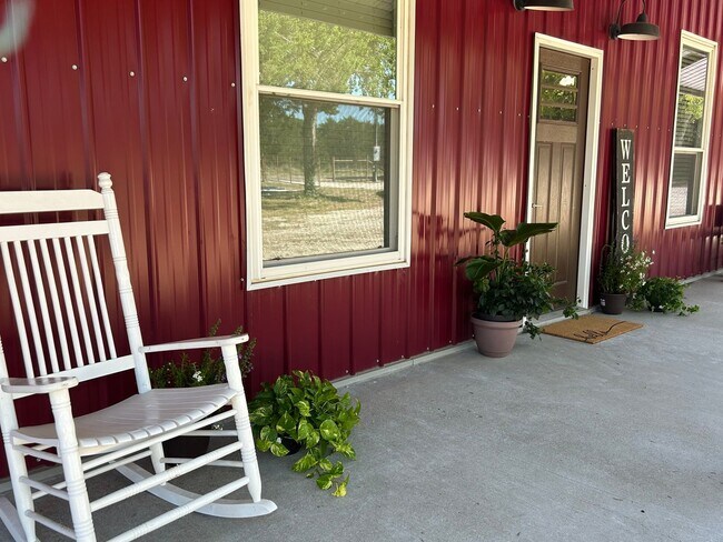 Building Photo - Country Living Meets Modern Comfort!