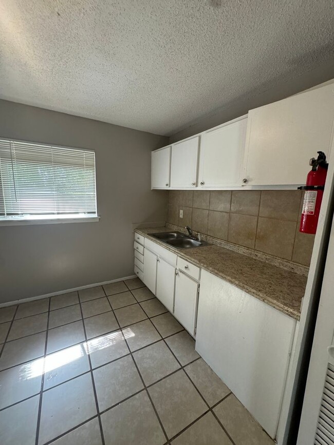 Building Photo - 3031 La Rhoda St