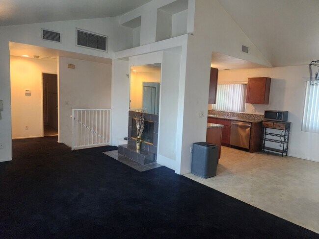 sala de estar a cocina, planta baja, dormitorios - 625 S Osage Ave