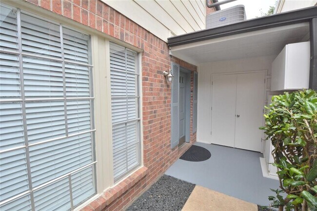 Building Photo - 6532 E Hill Dr