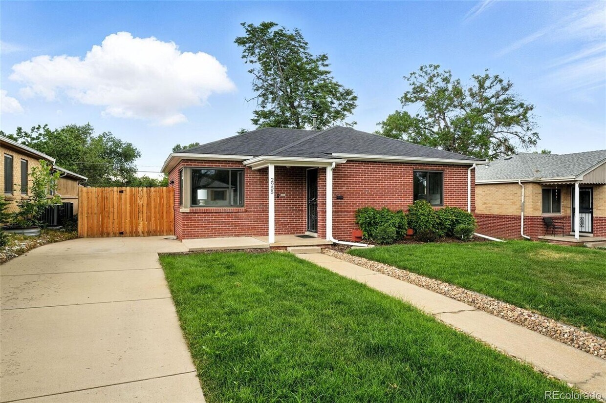 Foto principal - 3 Bed, 2 Bath Home in Denver