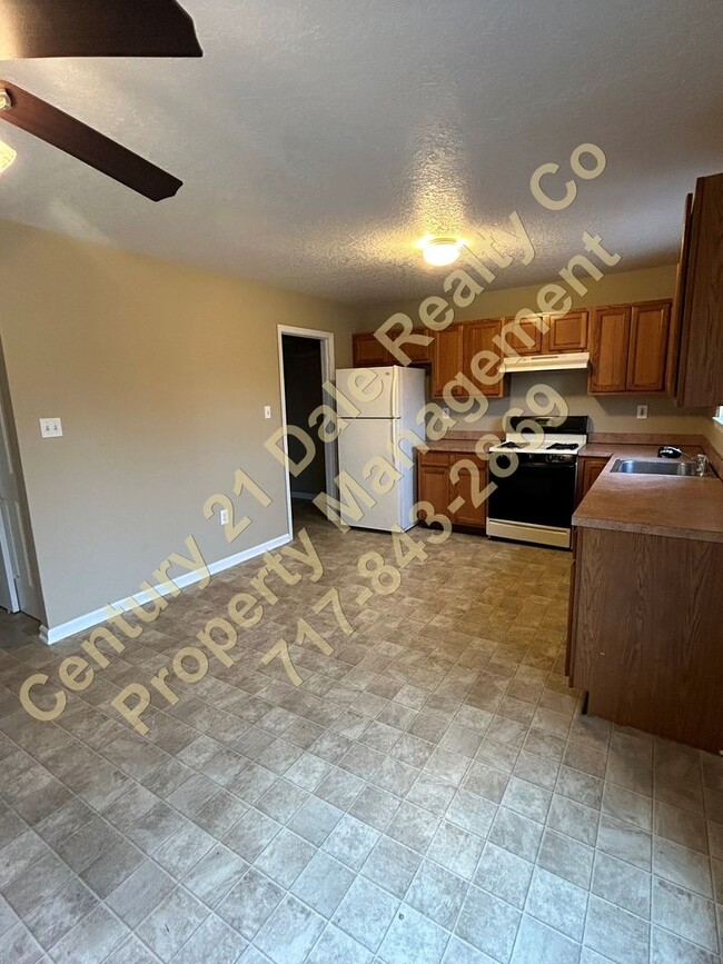 Building Photo - 3 BR 1.5 Bath Townhome in Eastern School D...