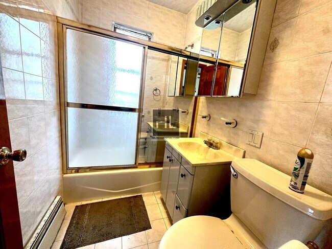 Building Photo - Expansive 2 Bedroom Apartment* All Utiliti...
