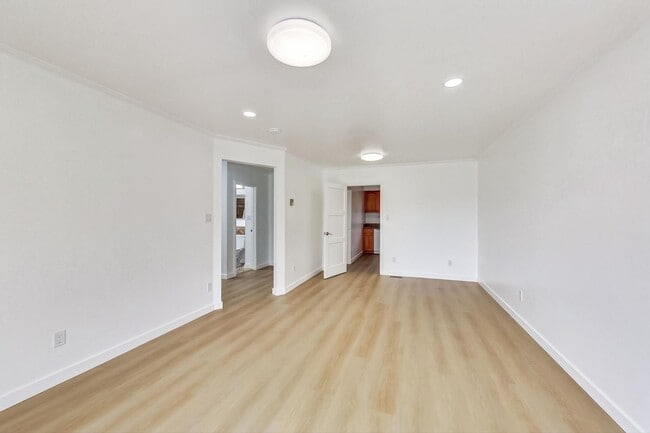 Building Photo - Impeccably Remodeled 2BR/1BA Oceanview Nei...