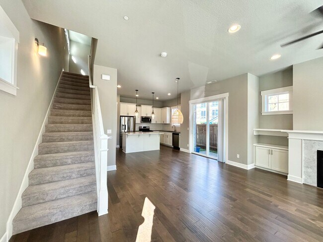 Foto del edificio - Luxury and Convenience Awaits in this Stunning 3 Bedroom, 2.5 Bathroom House with Abundant Parkin...