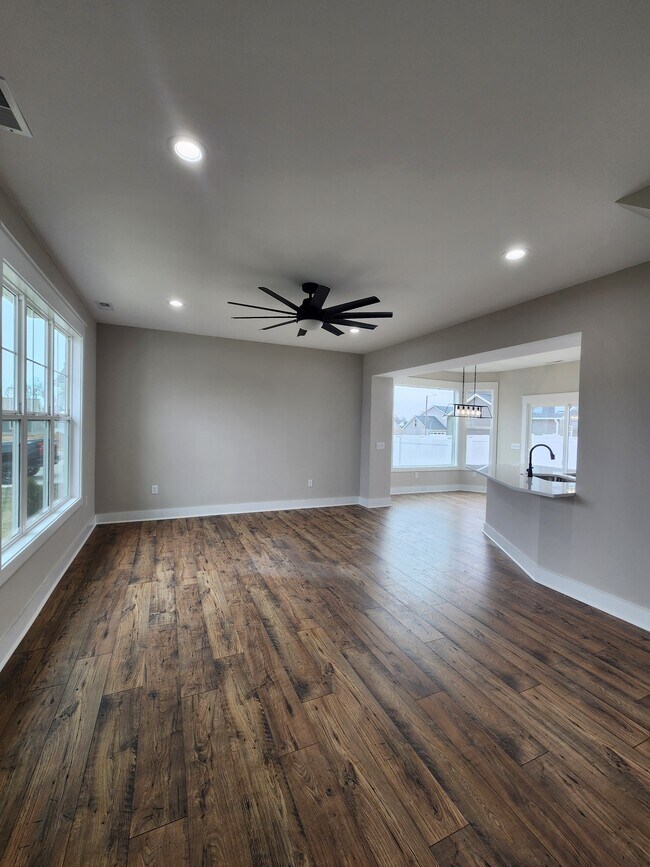 Building Photo - 1625 Daly Dr