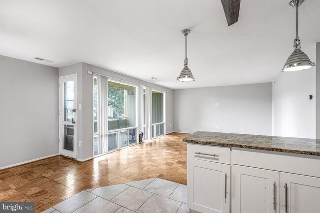 Foto del edificio - 7316 Donnell Pl