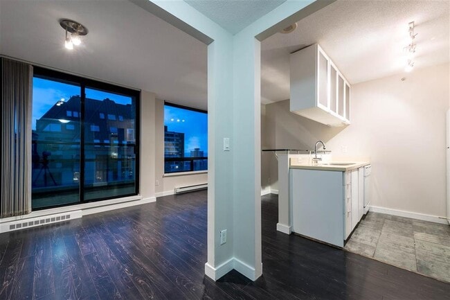 Building Photo - 1003 Burnaby St