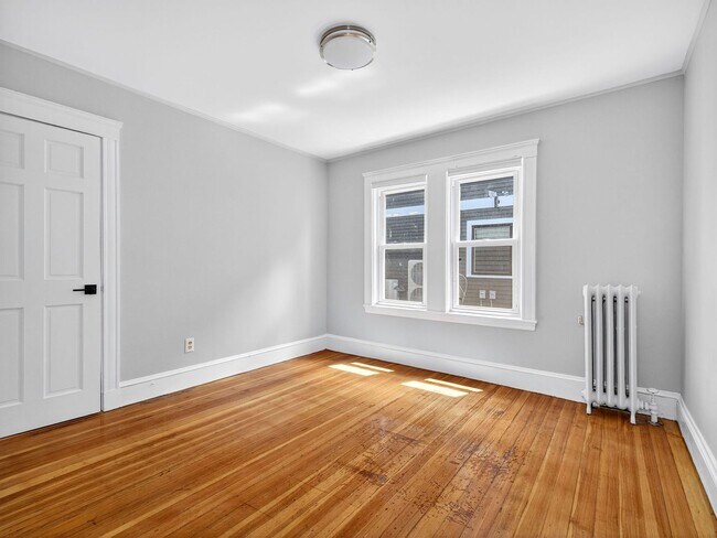 Building Photo - 6/1 No Fee! Renovated 3BR/2BA near Tufts, ...