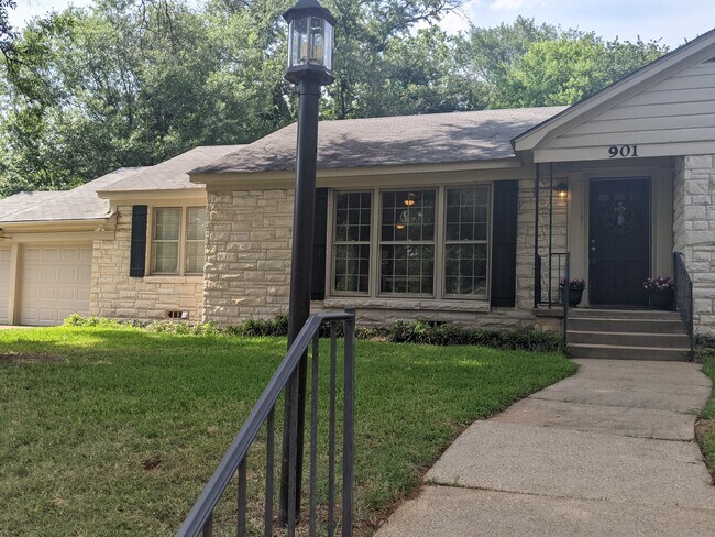 Foto del edificio - 901 N Azalea Dr