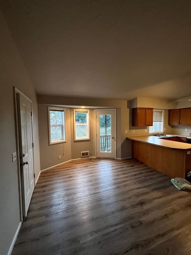 Building Photo - 1-bedroom 1-Bathroom Duplex with HUGE garage