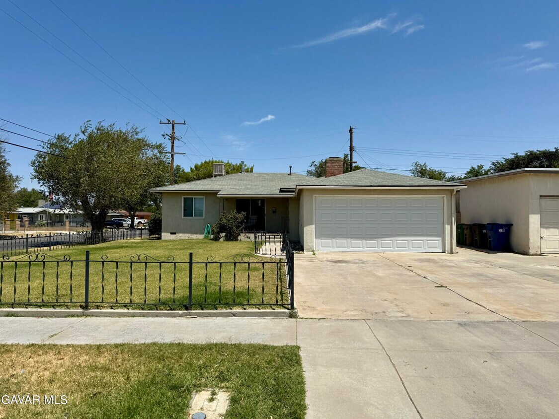 Primary Photo - 1445 W Jackman St