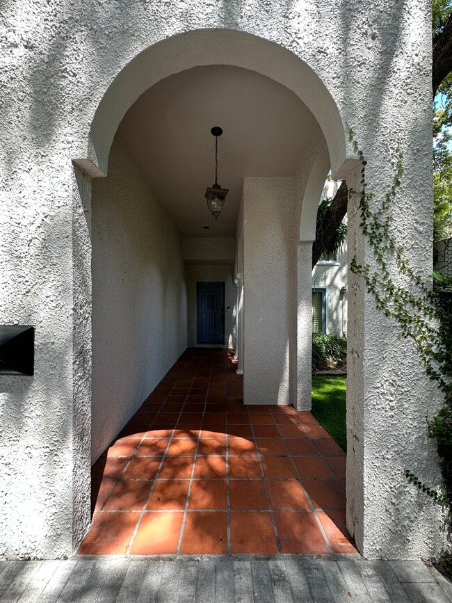 Entry - 3403 W Granada St