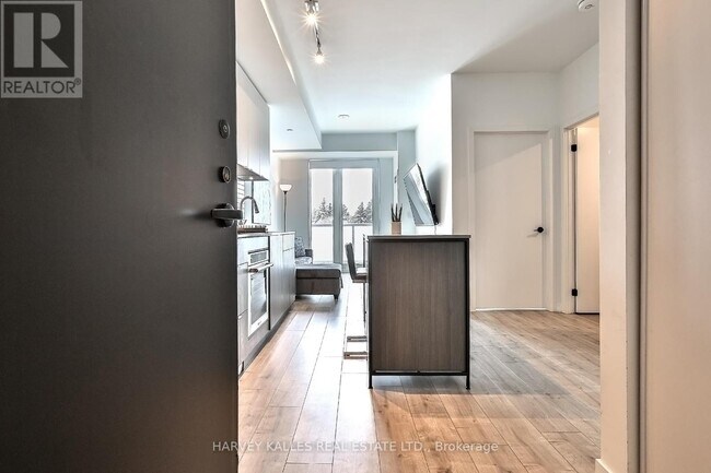 Photo du bâtiment - 215 Lakeshore Rd W