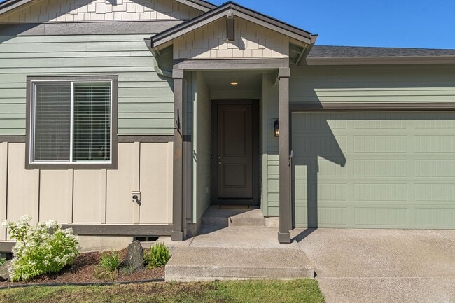 Building Photo - Gorgeous Home with a view!! Available Now!!